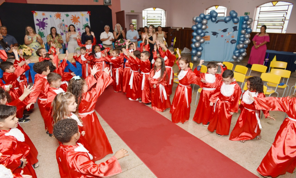 FORMATURA DOS ALUNOS DO PRÉ ESCOLAR DAS ESCOLAS MUNICIPAIS