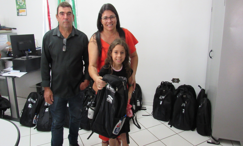 ENTREGA DO KIT ESCOLAR DAS ESCOLAS DA REDE MUNICIPAL