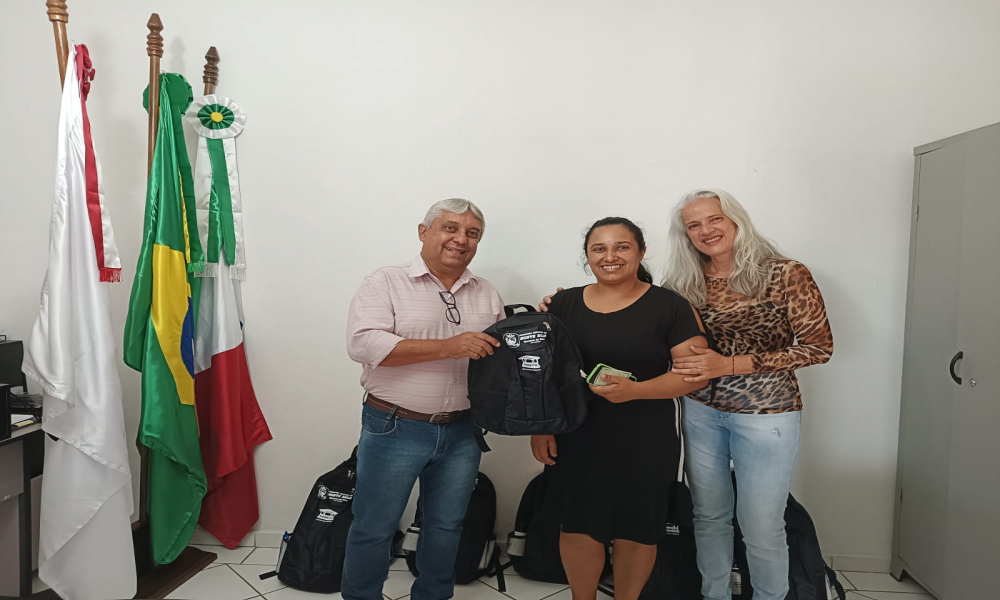 ENTREGA DO KIT ESCOLAR DAS ESCOLAS DA REDE MUNICIPAL