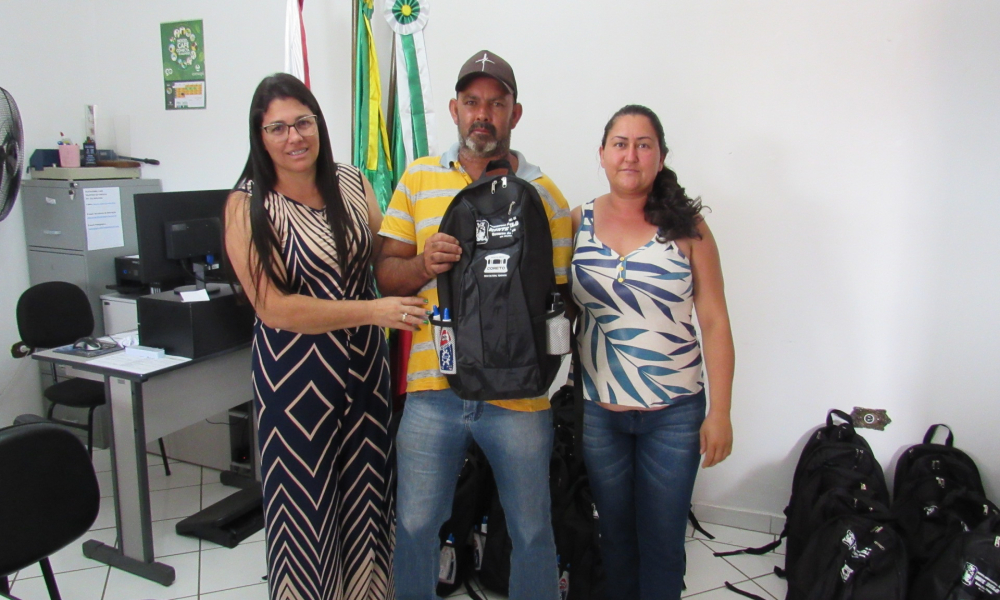 ENTREGA DO KIT ESCOLAR DAS ESCOLAS DA REDE MUNICIPAL