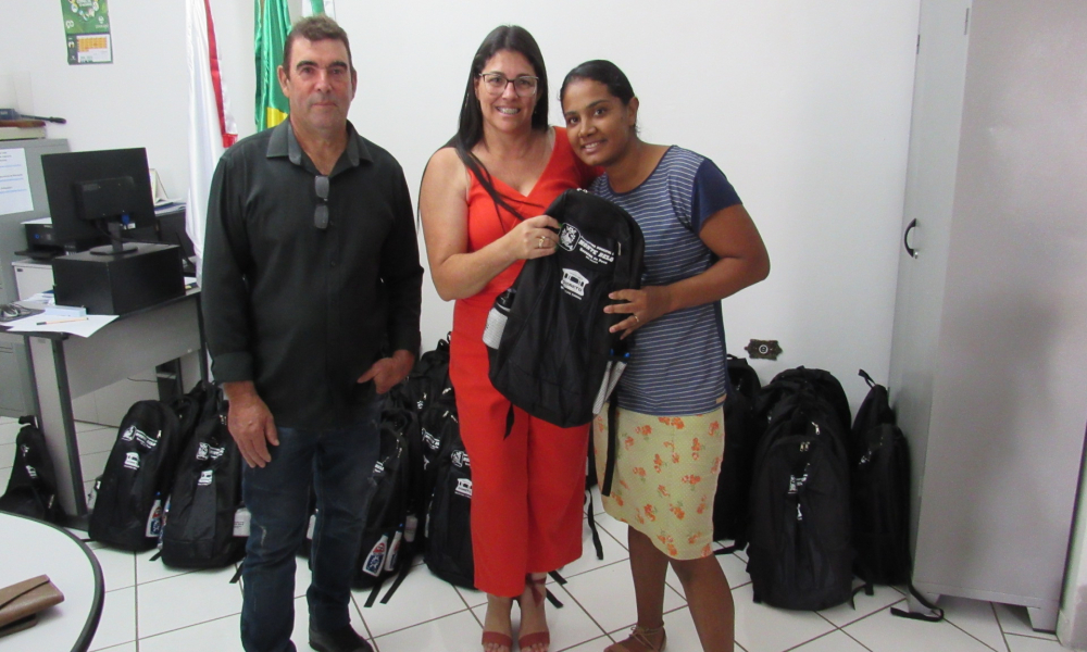 ENTREGA DO KIT ESCOLAR DAS ESCOLAS DA REDE MUNICIPAL