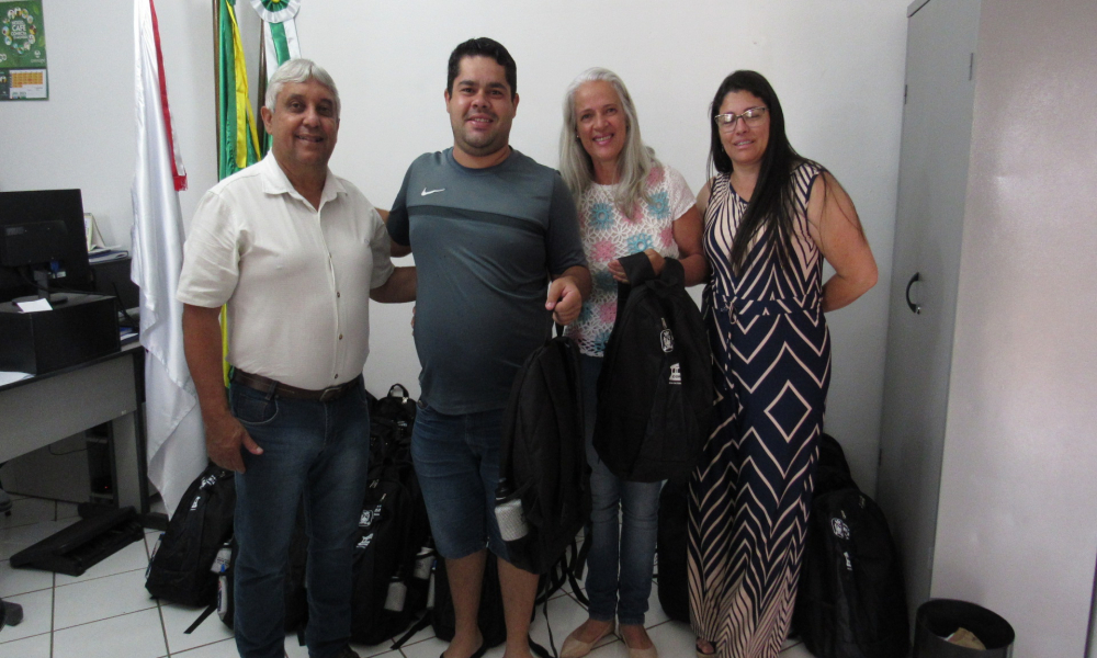 ENTREGA DO KIT ESCOLAR DAS ESCOLAS DA REDE MUNICIPAL