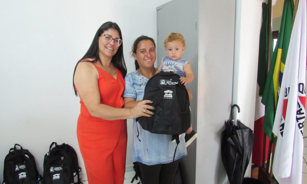 ENTREGA DO KIT ESCOLAR DAS ESCOLAS DA REDE MUNICIPAL