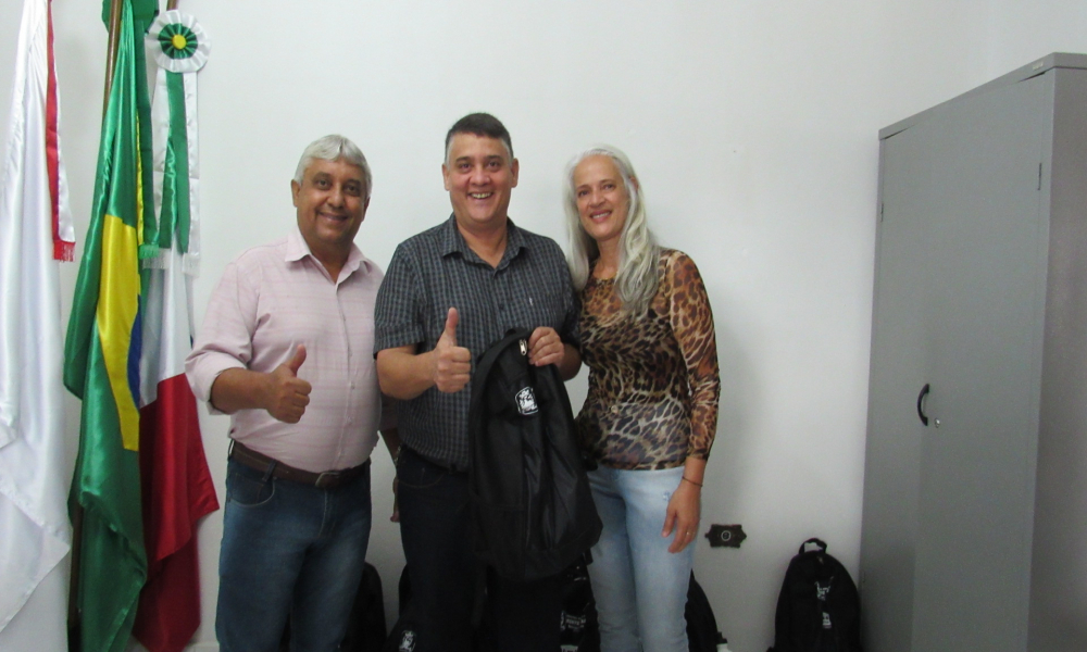 ENTREGA DO KIT ESCOLAR DAS ESCOLAS DA REDE MUNICIPAL