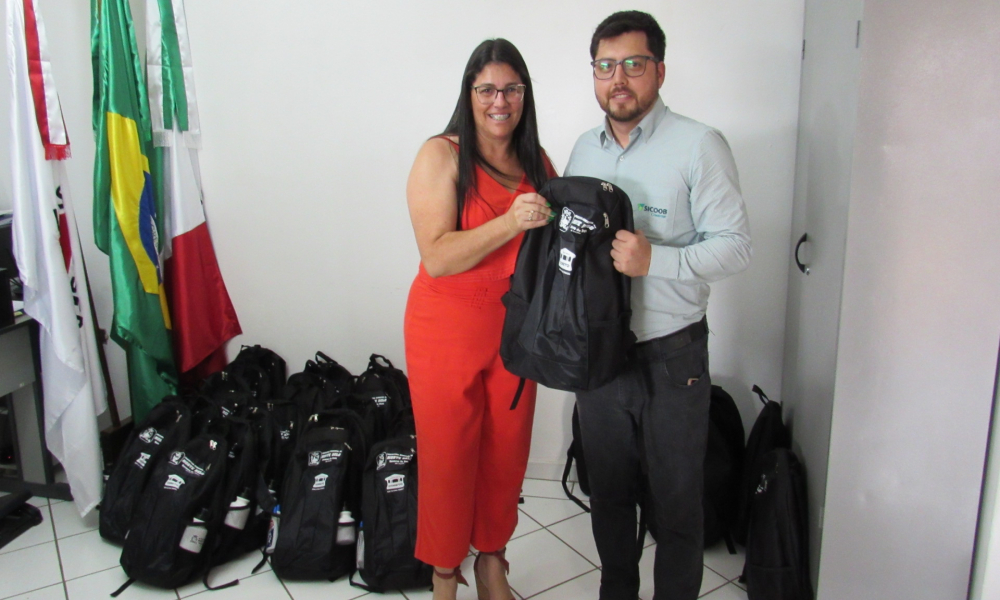 ENTREGA DO KIT ESCOLAR DAS ESCOLAS DA REDE MUNICIPAL