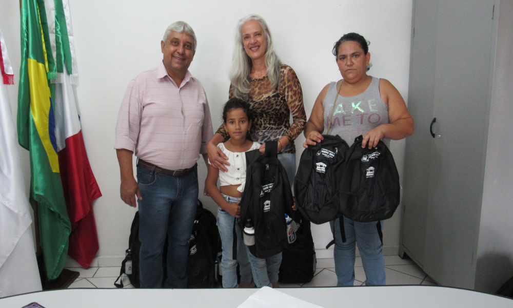 ENTREGA DO KIT ESCOLAR DAS ESCOLAS DA REDE MUNICIPAL