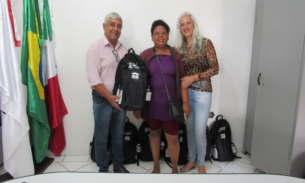 ENTREGA DO KIT ESCOLAR DAS ESCOLAS DA REDE MUNICIPAL