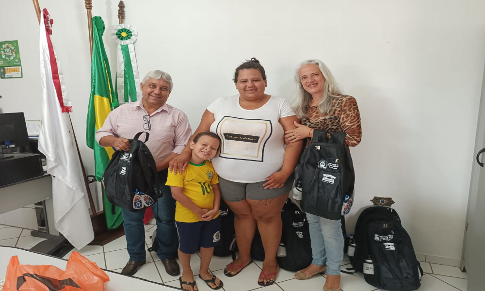 ENTREGA DO KIT ESCOLAR DAS ESCOLAS DA REDE MUNICIPAL