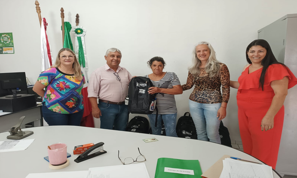 ENTREGA DO KIT ESCOLAR DAS ESCOLAS DA REDE MUNICIPAL