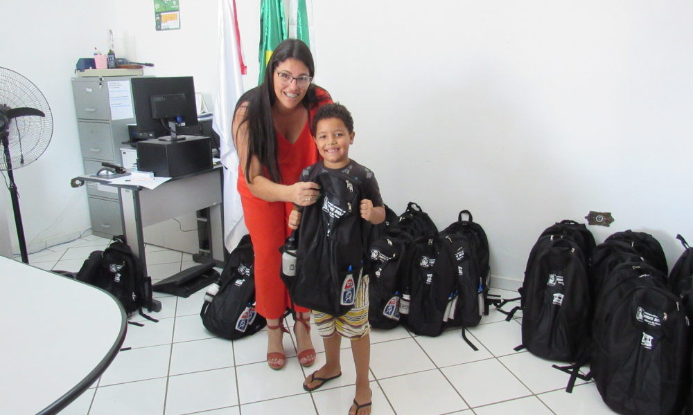 ENTREGA DO KIT ESCOLAR DAS ESCOLAS DA REDE MUNICIPAL