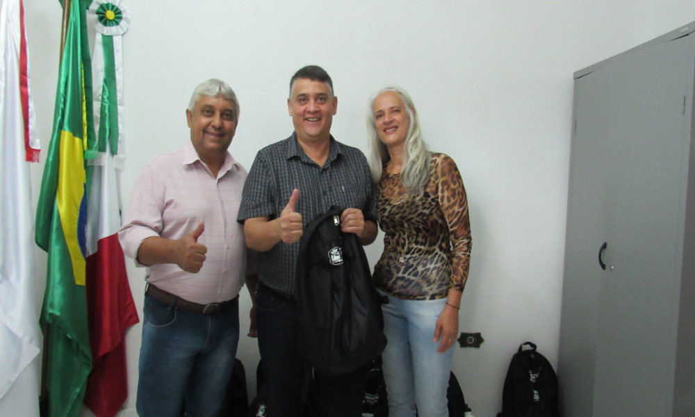 ENTREGA DO KIT ESCOLAR DAS ESCOLAS DA REDE MUNICIPAL