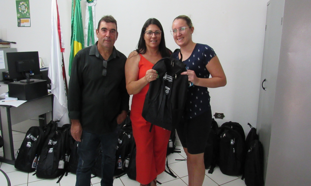 ENTREGA DO KIT ESCOLAR DAS ESCOLAS DA REDE MUNICIPAL