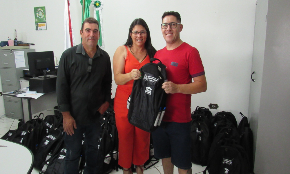 ENTREGA DO KIT ESCOLAR DAS ESCOLAS DA REDE MUNICIPAL