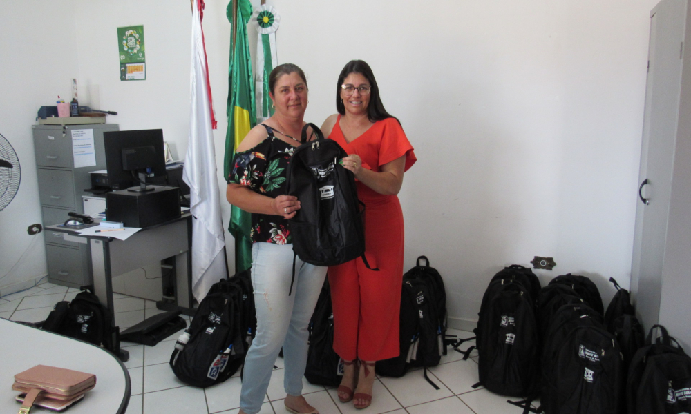 ENTREGA DO KIT ESCOLAR DAS ESCOLAS DA REDE MUNICIPAL