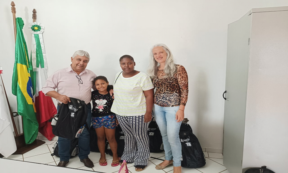 ENTREGA DO KIT ESCOLAR DAS ESCOLAS DA REDE MUNICIPAL