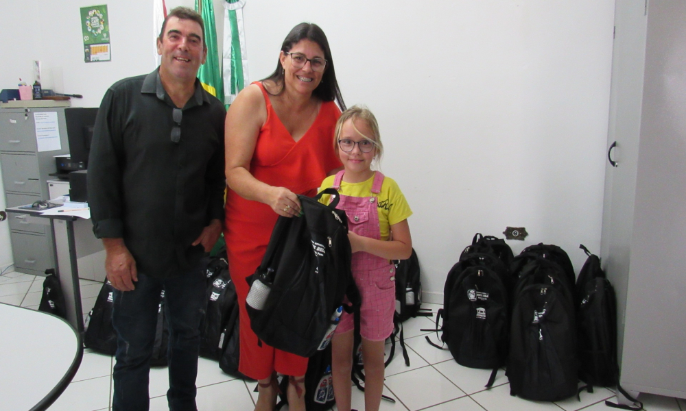 ENTREGA DO KIT ESCOLAR DAS ESCOLAS DA REDE MUNICIPAL