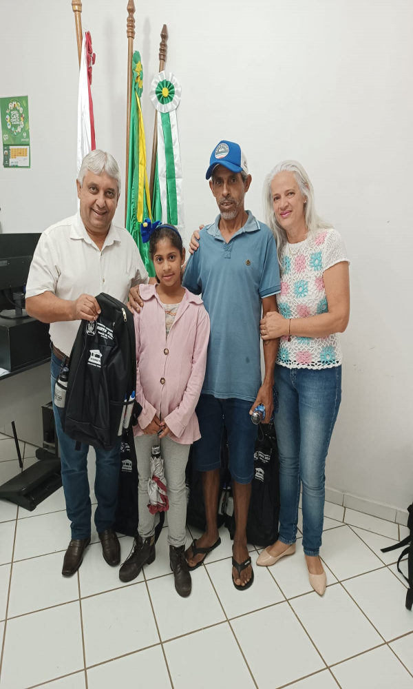 ENTREGA DO KIT ESCOLAR DAS ESCOLAS DA REDE MUNICIPAL