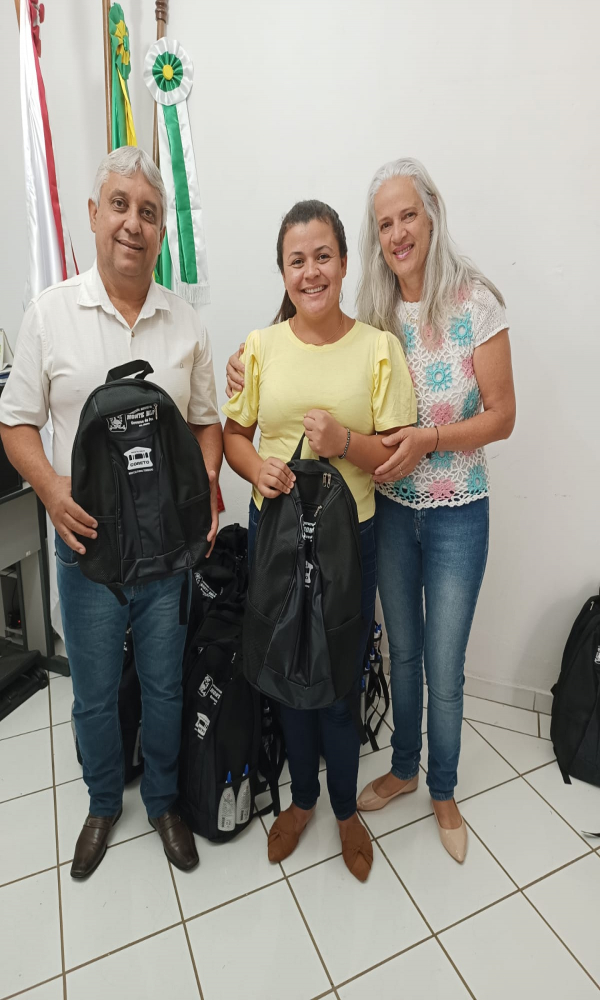 ENTREGA DO KIT ESCOLAR DAS ESCOLAS DA REDE MUNICIPAL