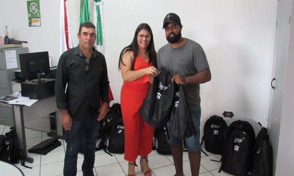 ENTREGA DO KIT ESCOLAR DAS ESCOLAS DA REDE MUNICIPAL