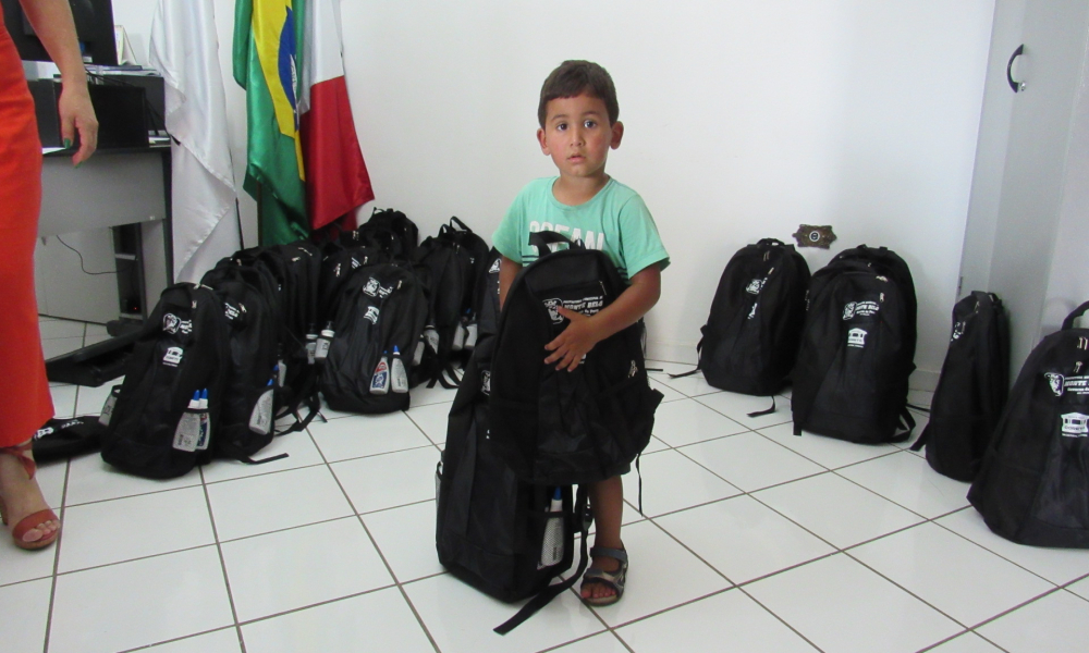 ENTREGA DO KIT ESCOLAR DAS ESCOLAS DA REDE MUNICIPAL