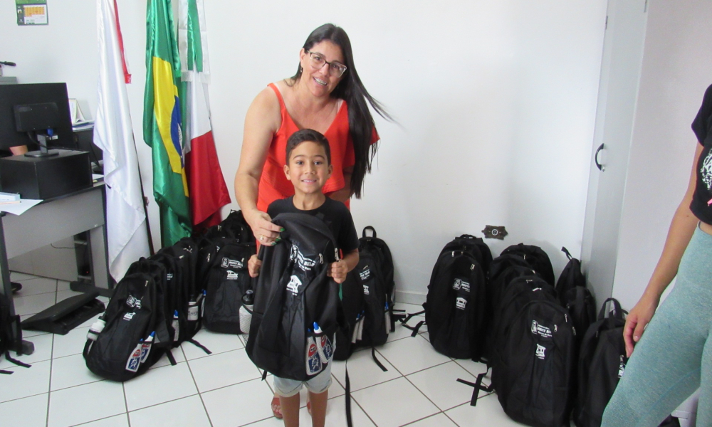 ENTREGA DO KIT ESCOLAR DAS ESCOLAS DA REDE MUNICIPAL