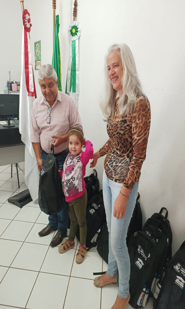 ENTREGA DO KIT ESCOLAR DAS ESCOLAS DA REDE MUNICIPAL