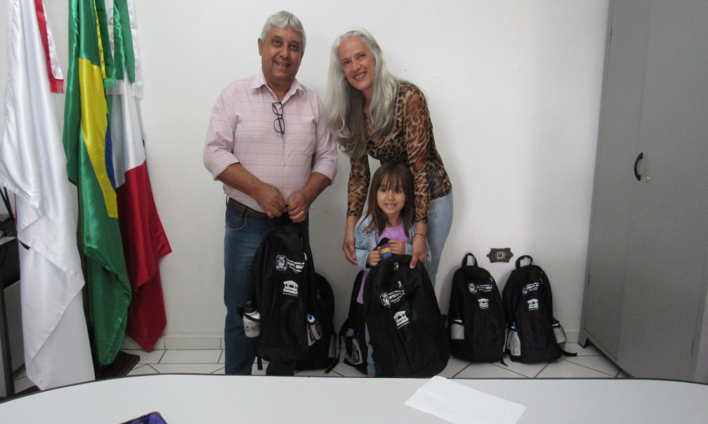 ENTREGA DO KIT ESCOLAR DAS ESCOLAS DA REDE MUNICIPAL