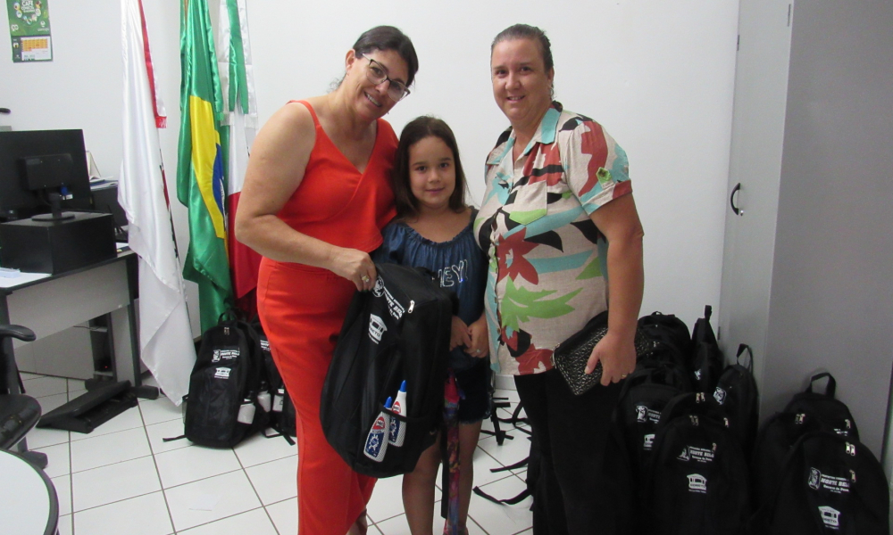 ENTREGA DO KIT ESCOLAR DAS ESCOLAS DA REDE MUNICIPAL