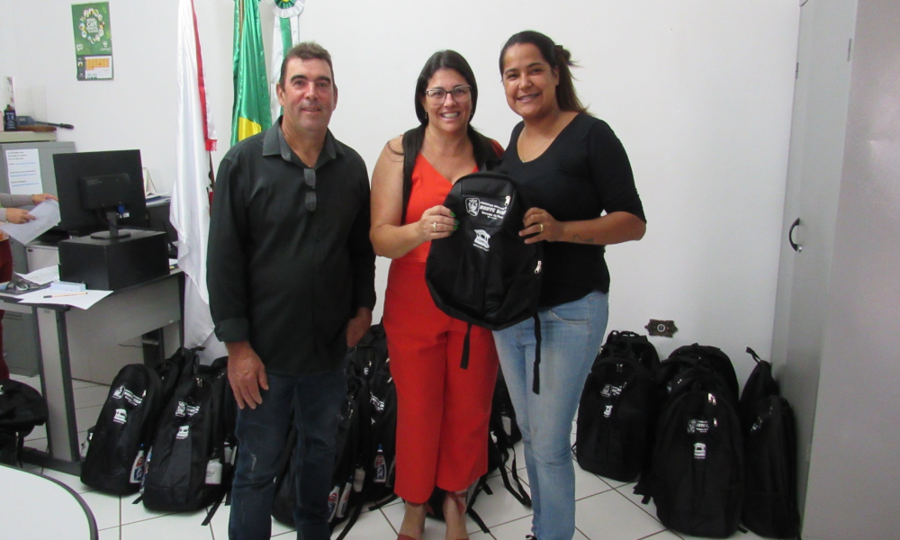 ENTREGA DO KIT ESCOLAR DAS ESCOLAS DA REDE MUNICIPAL