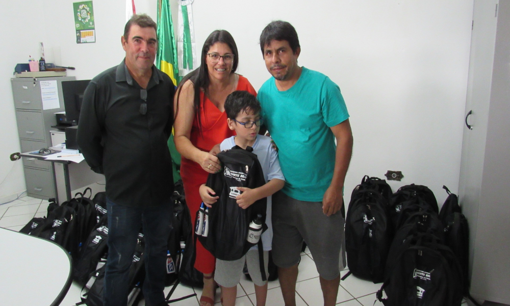 ENTREGA DO KIT ESCOLAR DAS ESCOLAS DA REDE MUNICIPAL