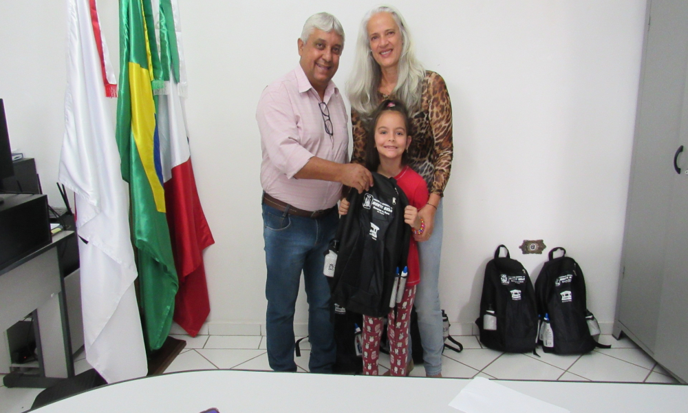 ENTREGA DO KIT ESCOLAR DAS ESCOLAS DA REDE MUNICIPAL