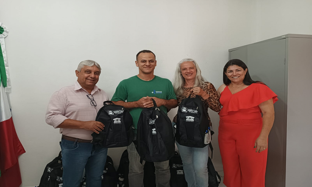 ENTREGA DO KIT ESCOLAR DAS ESCOLAS DA REDE MUNICIPAL