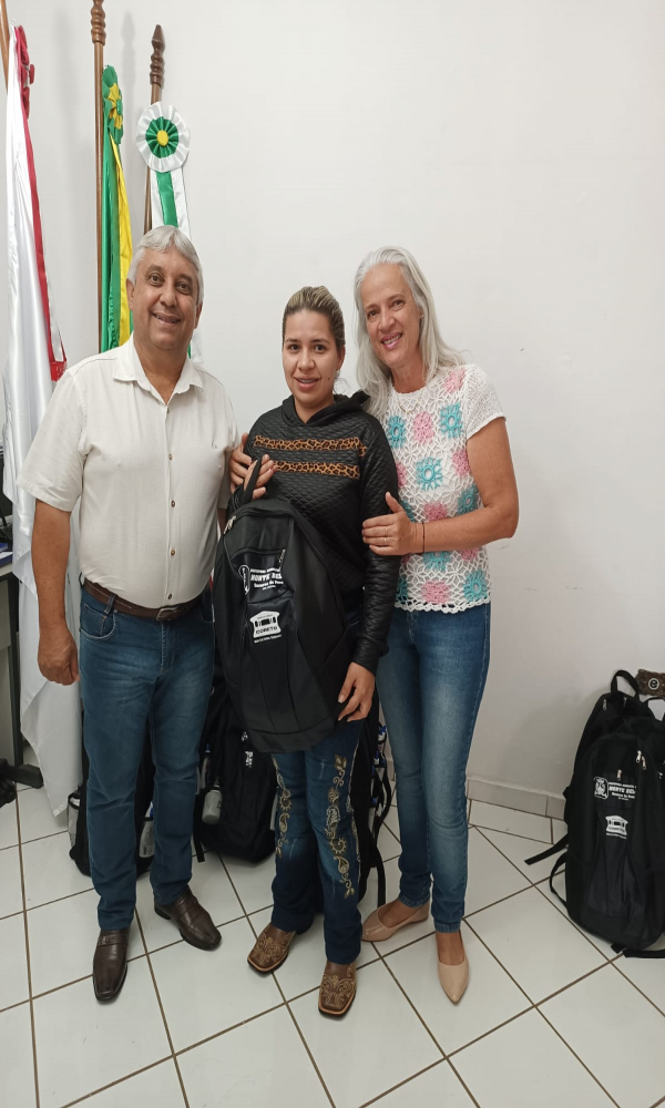 ENTREGA DO KIT ESCOLAR DAS ESCOLAS DA REDE MUNICIPAL