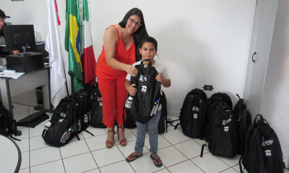 ENTREGA DO KIT ESCOLAR DAS ESCOLAS DA REDE MUNICIPAL