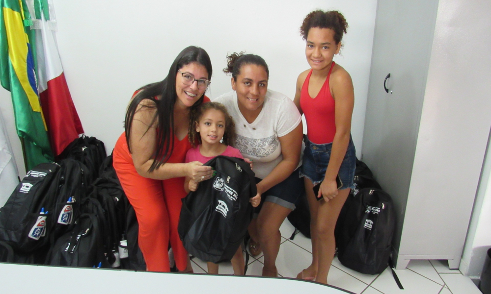 ENTREGA DO KIT ESCOLAR DAS ESCOLAS DA REDE MUNICIPAL