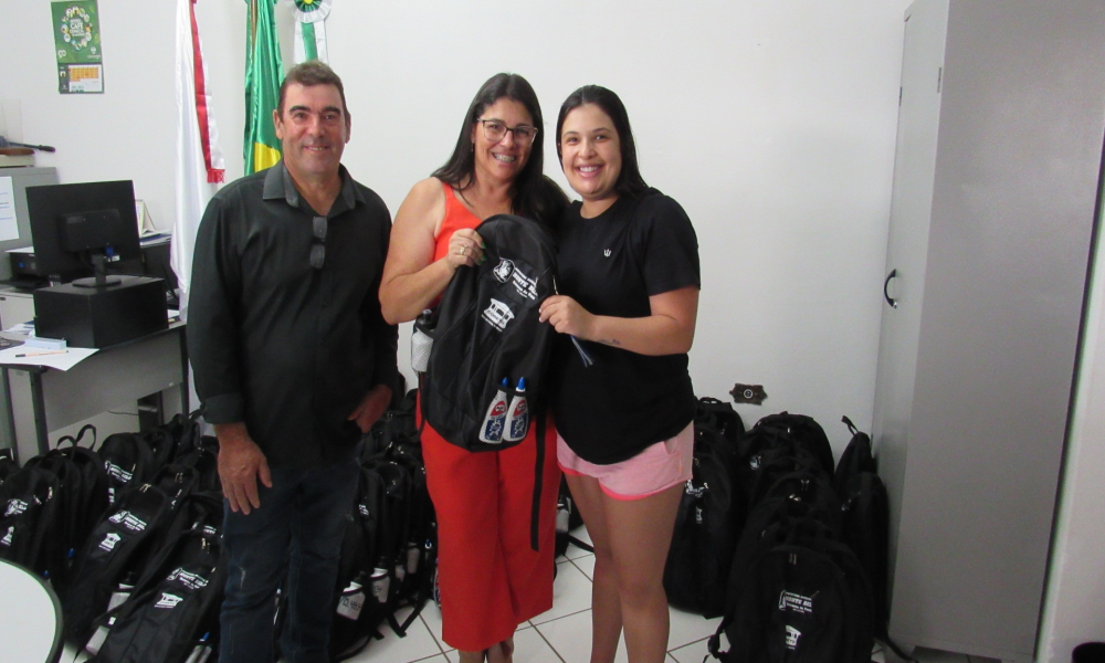 ENTREGA DO KIT ESCOLAR DAS ESCOLAS DA REDE MUNICIPAL