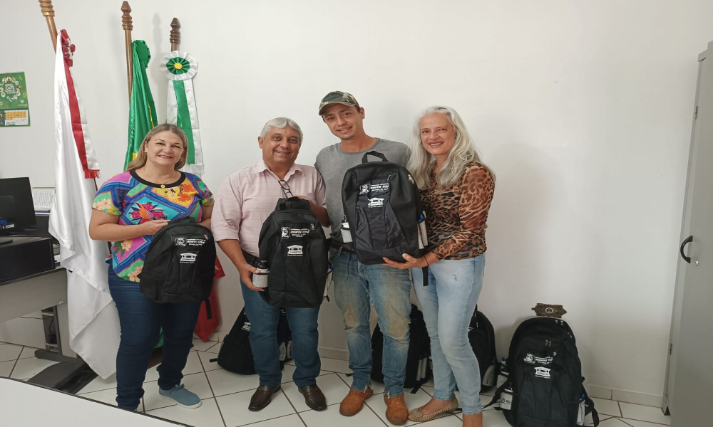 ENTREGA DO KIT ESCOLAR DAS ESCOLAS DA REDE MUNICIPAL