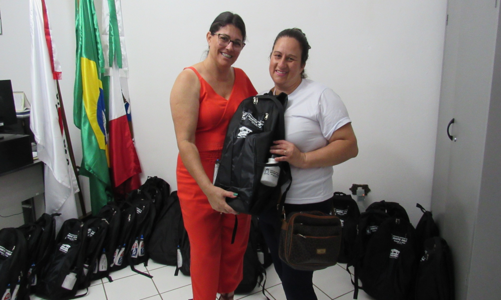 ENTREGA DO KIT ESCOLAR DAS ESCOLAS DA REDE MUNICIPAL