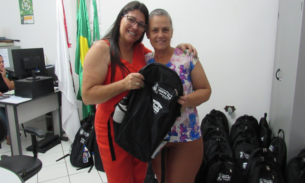 ENTREGA DO KIT ESCOLAR DAS ESCOLAS DA REDE MUNICIPAL