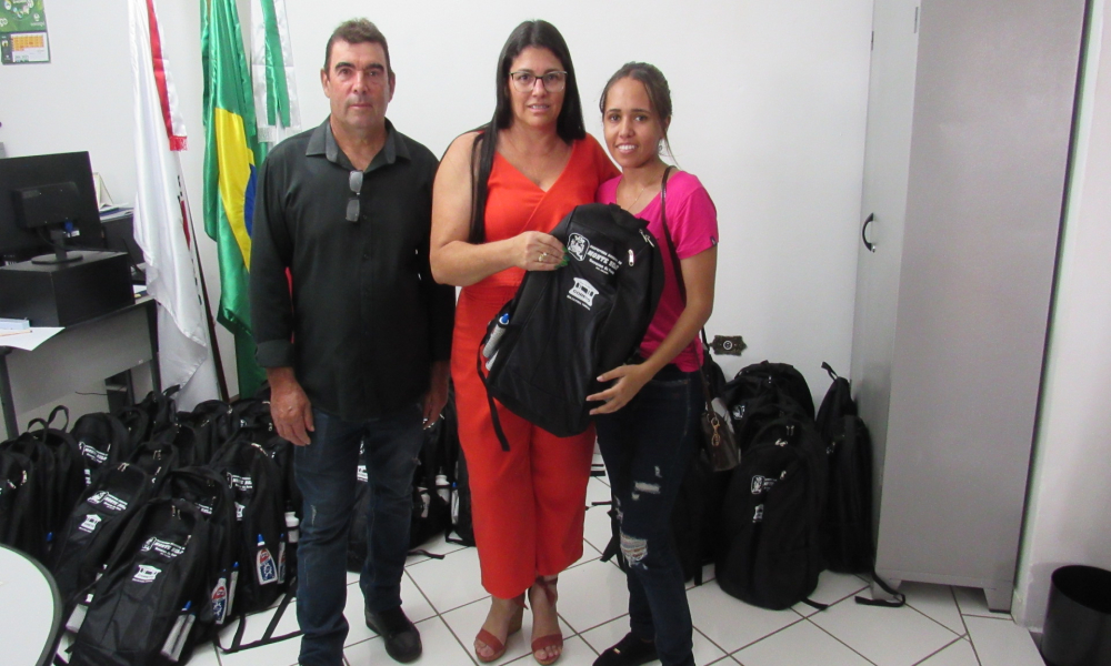 ENTREGA DO KIT ESCOLAR DAS ESCOLAS DA REDE MUNICIPAL