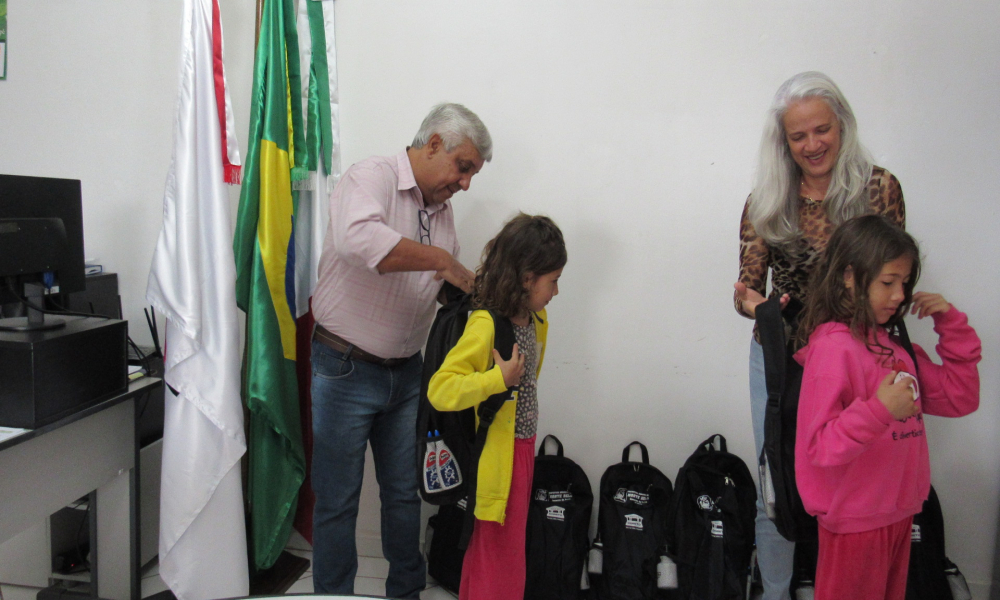 ENTREGA DO KIT ESCOLAR DAS ESCOLAS DA REDE MUNICIPAL