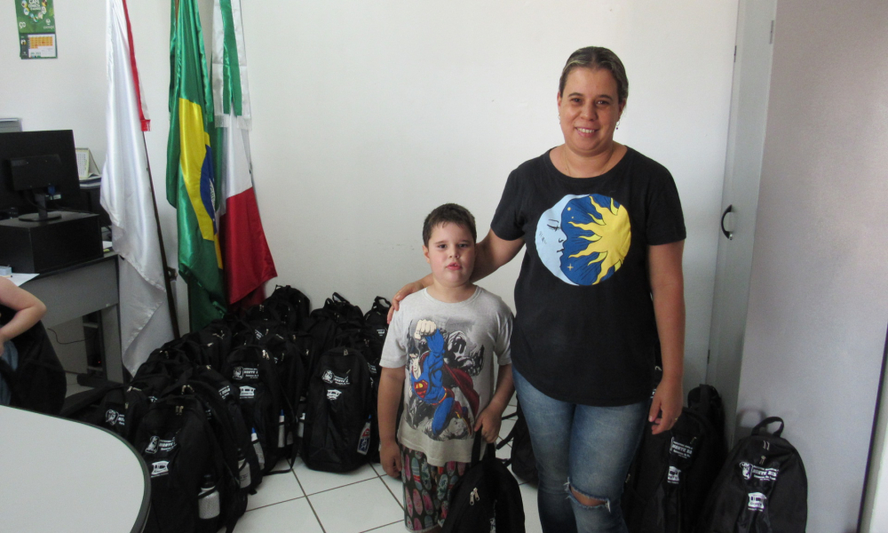 ENTREGA DO KIT ESCOLAR DAS ESCOLAS DA REDE MUNICIPAL