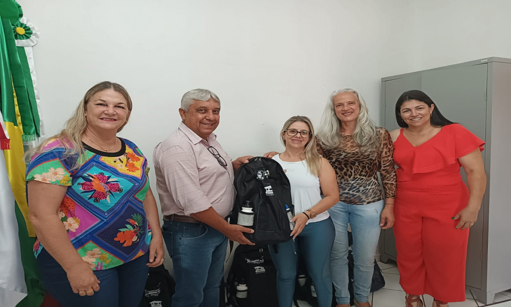 ENTREGA DO KIT ESCOLAR DAS ESCOLAS DA REDE MUNICIPAL