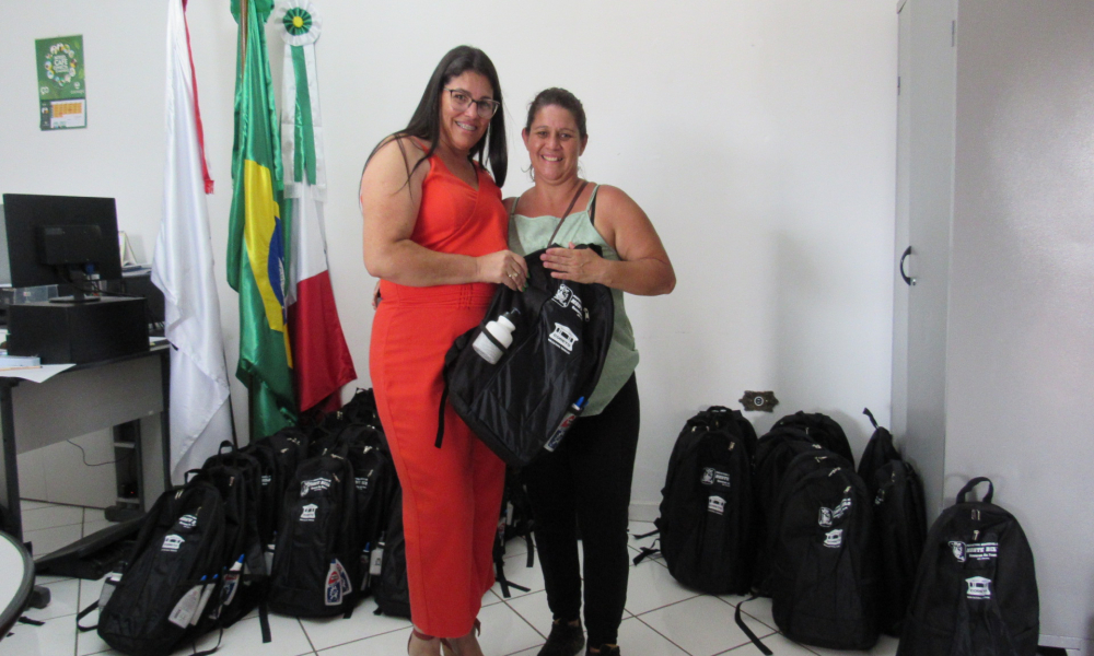 ENTREGA DO KIT ESCOLAR DAS ESCOLAS DA REDE MUNICIPAL