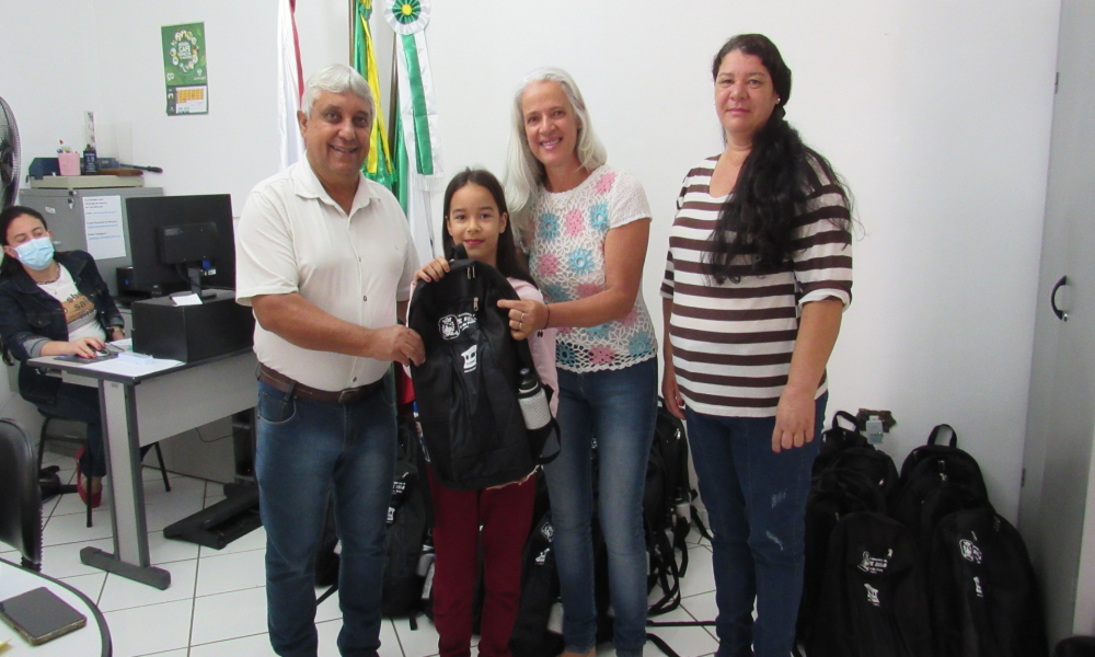 ENTREGA DO KIT ESCOLAR DAS ESCOLAS DA REDE MUNICIPAL