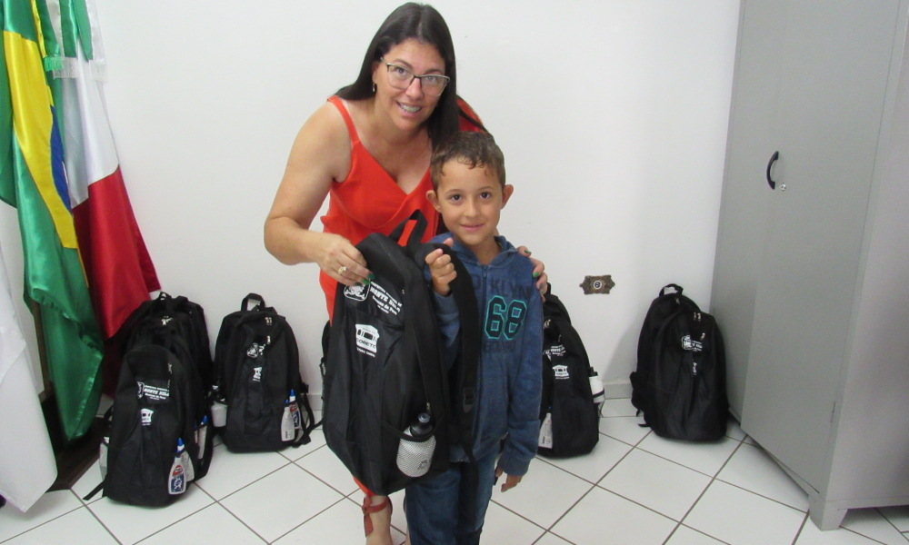 ENTREGA DO KIT ESCOLAR DAS ESCOLAS DA REDE MUNICIPAL