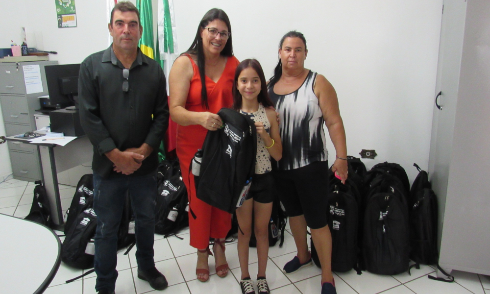 ENTREGA DO KIT ESCOLAR DAS ESCOLAS DA REDE MUNICIPAL