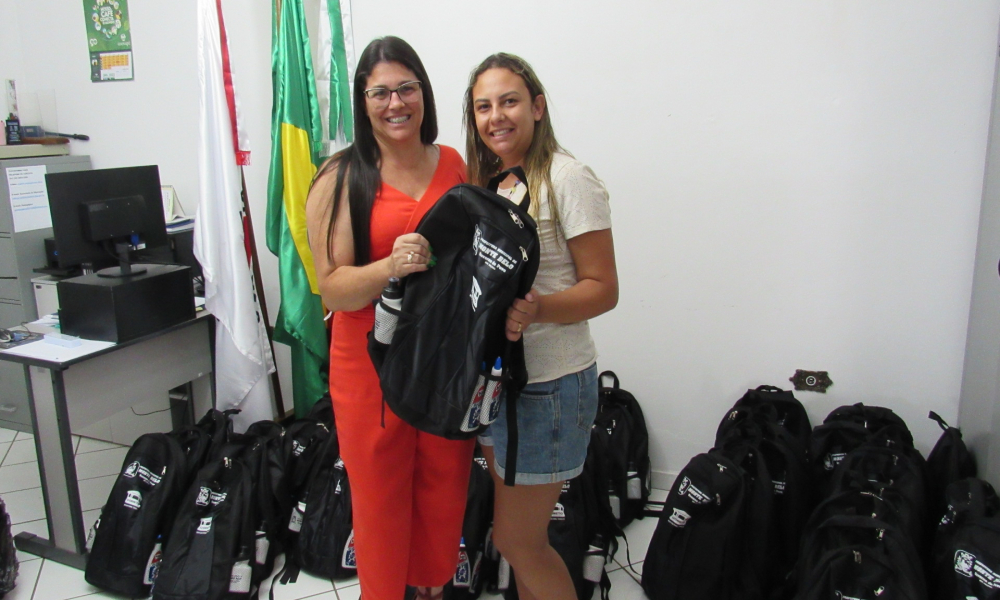 ENTREGA DO KIT ESCOLAR DAS ESCOLAS DA REDE MUNICIPAL