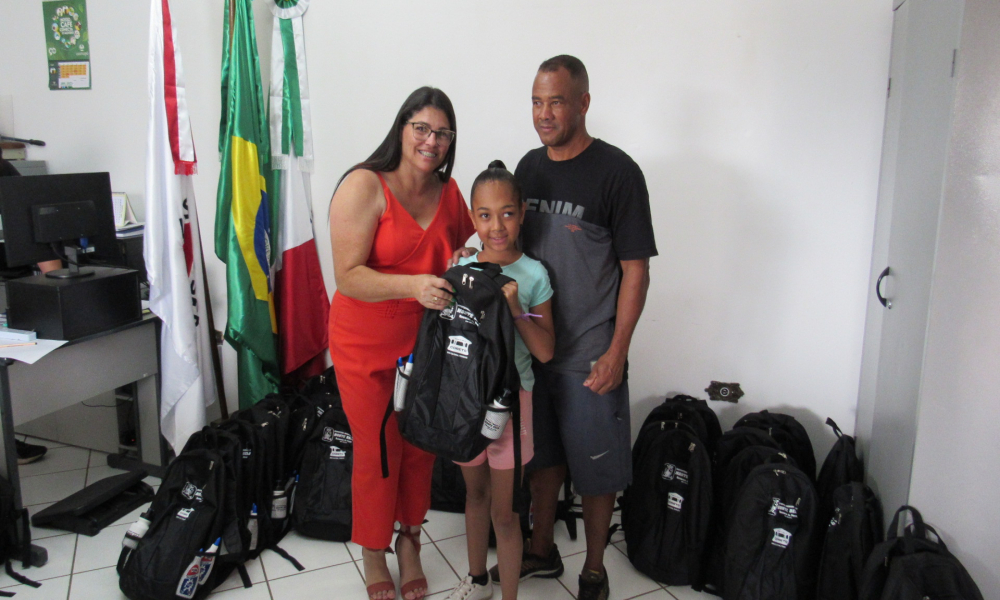 ENTREGA DO KIT ESCOLAR DAS ESCOLAS DA REDE MUNICIPAL