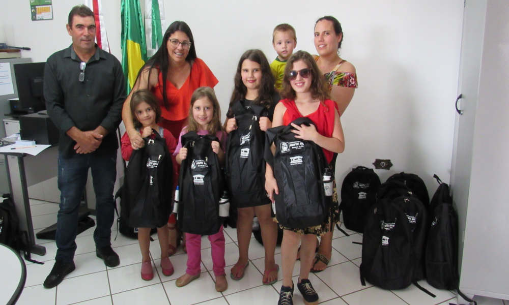 ENTREGA DO KIT ESCOLAR DAS ESCOLAS DA REDE MUNICIPAL